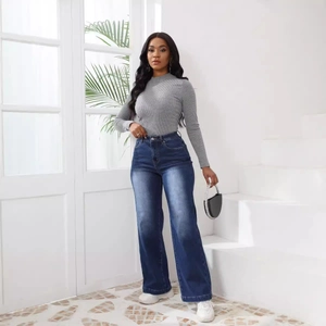Jeans dritti a vita alta da donna in blu scuro abbinati a maglieria casual elegante