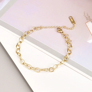 Elegante bracciale in acciaio al titanio oro 18K con chiusura a moschettone e marchio K18