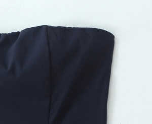 Dettaglio ravvicinato del tessuto blu navy e della cucitura superiore dell'abito