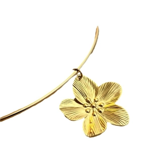 Girocollo in acciaio inossidabile placcato oro 18K con ciondolo a fiore a 5 petali spazzolato