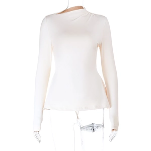 Vue détaillée du haut à manches longues beige ajusté avec décolleté plissé asymétrique unique