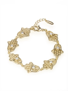Détail du bracelet main de Fatma dorée avec breloques ajourées et zircons scintillants