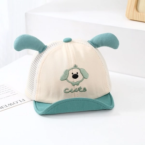 Détail de la casquette d'été pour bébé avec broderie chien et oreilles en 3D