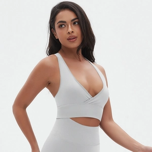 Détail d'un soutien-gorge de sport gris clair sans couture et legging de yoga taille haute