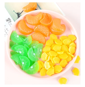 Detailansicht realistischer PVC-Fruchtscheiben wie Orange und Kiwi für DIY-Kuchendeko