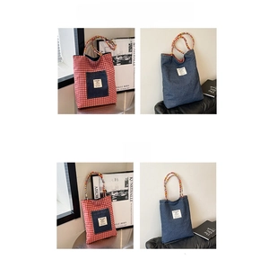 Détail des cabas en toile à carreaux rouges et denim bleu en petites et grandes tailles