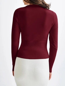 Détail du pull en tricot bordeaux montrant l'ourlet côtelé et la texture du dos