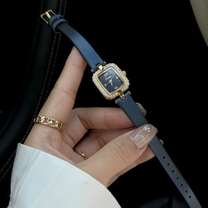 Montre carrée dorée élégante avec cadran bleu marine et bracelet en cuir fin