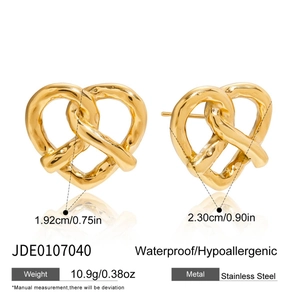 Vue détaillée des boucles d'oreilles cœur bretzel en acier inoxydable 18K avec dimensions