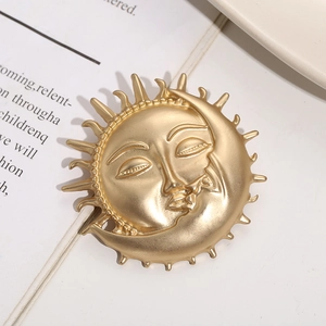 Detailaufnahme der barocken Sonnen- und Mondbrosche mit mattgoldener Oberfläche