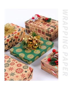 Dettaglio di carta da regalo natalizia vintage in Kraft con motivi di renne e fiocchi di neve
