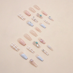 Faux ongles style français avec perles, étoiles et motif en treillis de diamants
