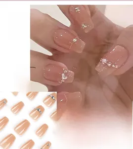 Détails d'ongles nude à coller avec strass argentés et motifs de lignes blanches