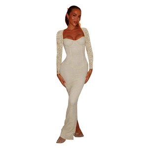 Elegantes weißes langärmliges Spitzenkleid mit eckigem Ausschnitt und schmaler Taille