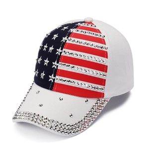 Casquette baseball drapeau USA avec strass et clous argentés vue de profil à 45 degrés