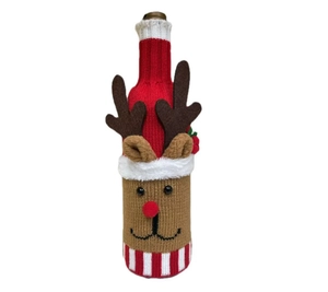 Détail du cache-bouteille de vin renne tricoté avec nez 3D et bois pour les fêtes de Noël