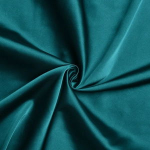 Vue détaillée du tissu en satin de soie de la robe à col bénitier en bleu sarcelle