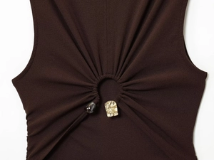 Detail eines dunkelbraunen Strickkleides mit Raffung und goldener Metallschnalle