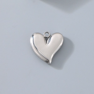 Vista macro dettagliata di un ciondolo a forma di cuore 3D in acciaio inossidabile argento