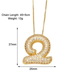 Détail du pendentif chiffre 2 doré avec zircons, dimensions 27x25mm sur chaîne de 45cm