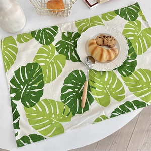 Détail du set de table rectangulaire à feuilles de monstera en tissu résistant