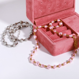 Baroque pearl necklaces in pink and silver-grey tones with a pink velvet jewelry box