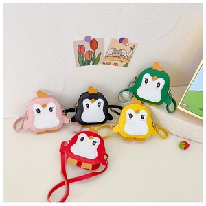 Detaillierte Kollektion bunter Pinguin-Umhängetaschen für Kinder aus weichem PU-Leder