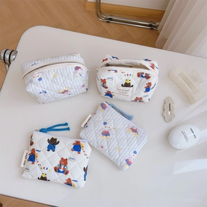 Ensemble détaillé de trousses de maquillage en coton matelassé à motif ours bleu