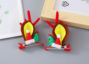 Detailaufnahme der Weihnachts-Haarspangen mit Rentiergeweih, Pailletten und Plüschkugeln