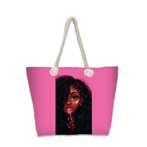 Détail du sac en toile rose avec anses en corde et illustration d'une femme noire élégante
