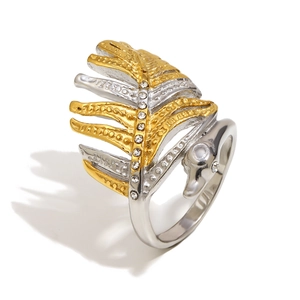 Two-tone feather ring in 18K gold plated stainless steel with sparkling leaf zircon stones