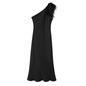 Elegante abito da sera nero monospalla con piume di lusso e silhouette dal taglio aderente