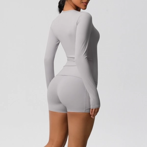 Vue détaillée latérale de l'ensemble de yoga gris clair montrant la texture et la coupe
