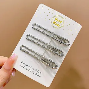 Vue détaillée de barrettes à cheveux en métal argenté de 6 cm au design ondulé