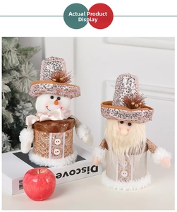 Dettaglio delle statuine di Natale pupazzo di neve e Babbo Natale con paillettes