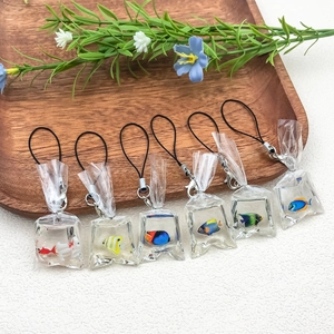 Mini-Harz-Wassertaschen-Fisch-Anhänger für DIY-Schlüsselanhänger und Ohrringe, bunt