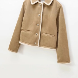 Aviator-Jacke aus braunem Wildlederimitat mit weißem Lammfellfutter und Goldknöpfen
