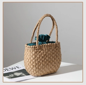 Détail du sac à main en paille tressée avec doublure en tissu vert foncé à cordon
