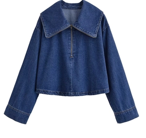 Dettaglio della trama del tessuto denim blu scuro e del design della cerniera