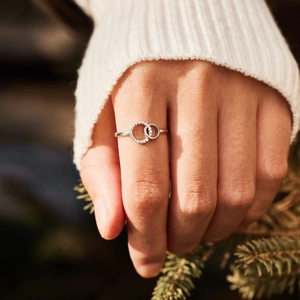 Minimalist S925 sterling silver interlocking double circle ring worn by a model