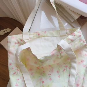 Détail du sac cabas en coton avec imprimés floraux jaunes et doublure intérieure