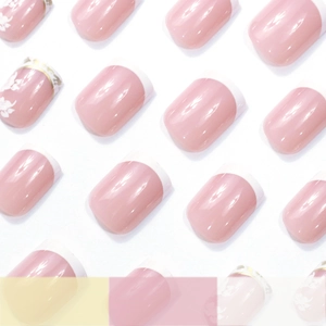 Faux ongles carrés courts avec embouts français et motifs floraux délicats