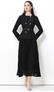 Détail du blazer noir à double boutonnage avec jupe plissée et ceinture taille