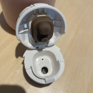 Detailed macro view of the 316 stainless steel vacuum flask lid with silicone seal