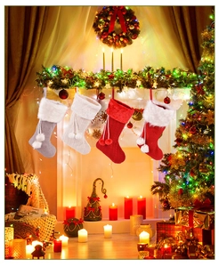 Chaussettes de Noël en tricot avec revers en peluche près d'une cheminée chaleureuse