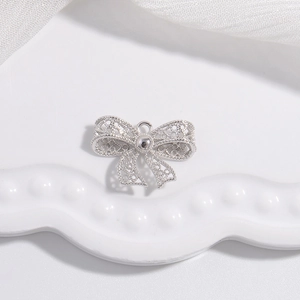 Pendentif nœud en argent sterling S925 avec collier de perles sur fond de maille blanche