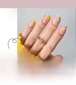 Détails des pointes françaises jaunes et nail art floral sur faux ongles collés