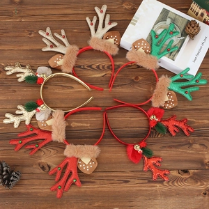 Serre-tête bois de renne de Noël avec clochettes et paillettes sur une table en bois rustique