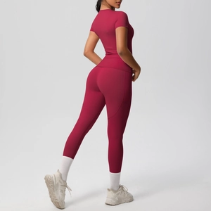 Vista posteriore del set fitness bordeaux con top a maniche corte e leggings da yoga