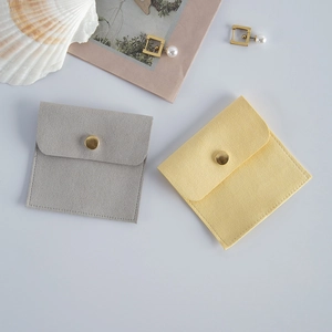 Nahaufnahme der weichen Mikrofaser-Samtschmucktasche mit Druckknopf, feines Detail.